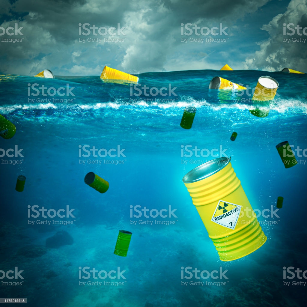 barriles radiactivos abandonados en medio del mar - foto de stock