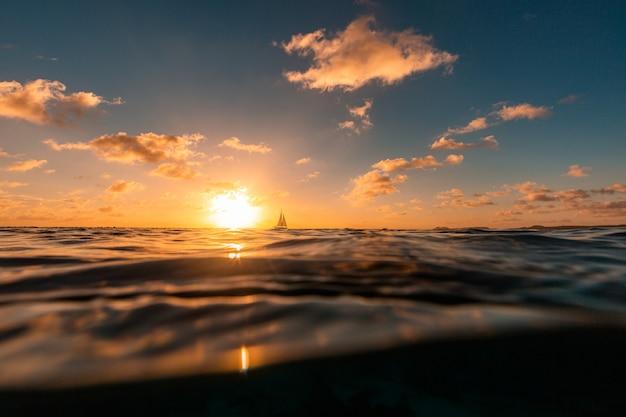 Foto gratuita impresionante puesta de sol sobre el océano en la isla de bonaire, caribe