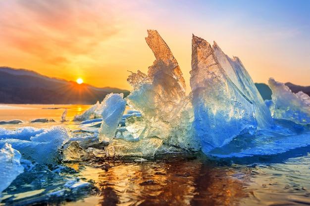 Foto gratuita trozo de hielo muy grande y hermoso al amanecer en invierno.