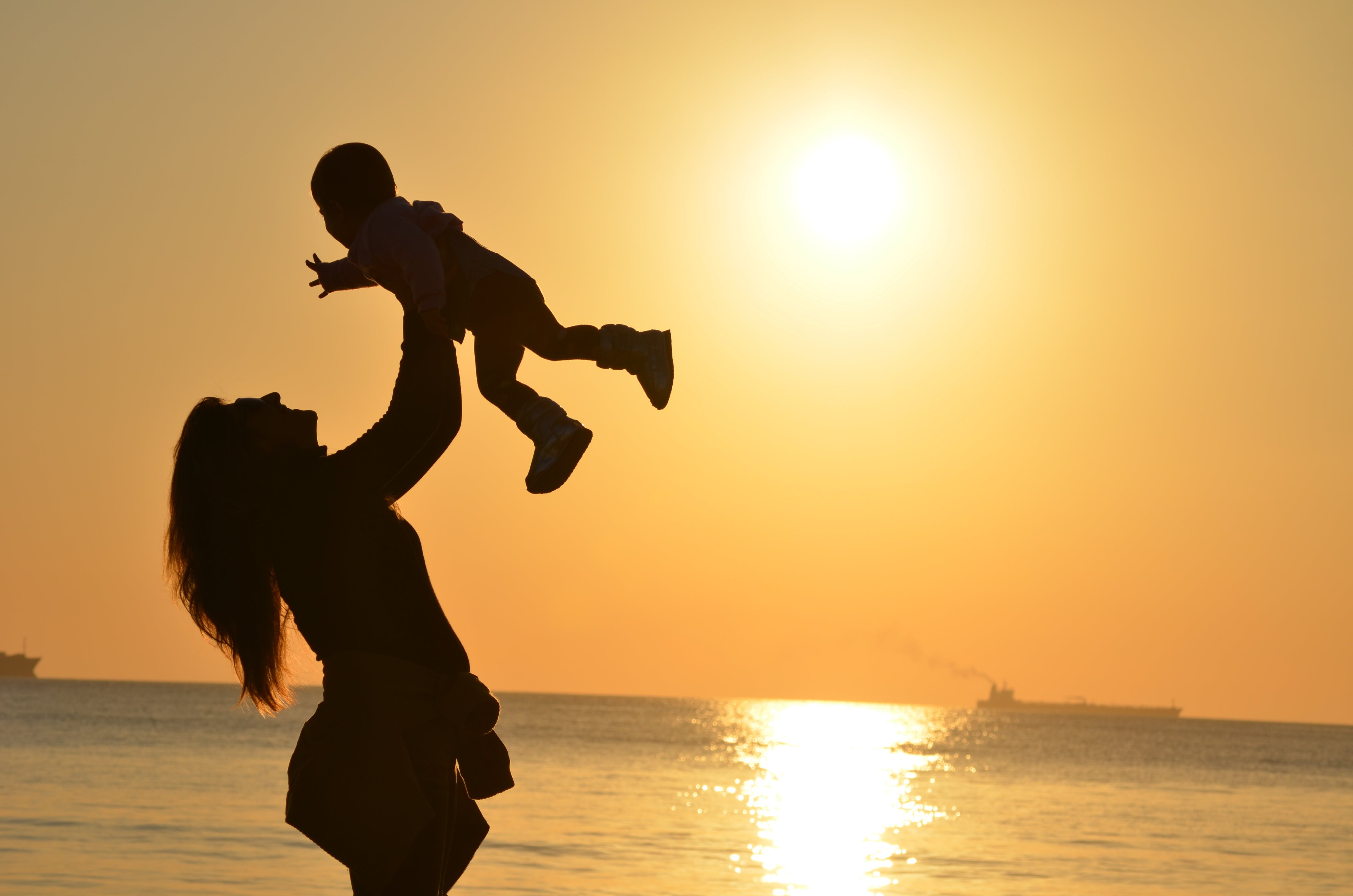 Gratis Mujer, Proceso De Llevar, Bebé, En, Playa, Durante, Ocaso Foto de stock