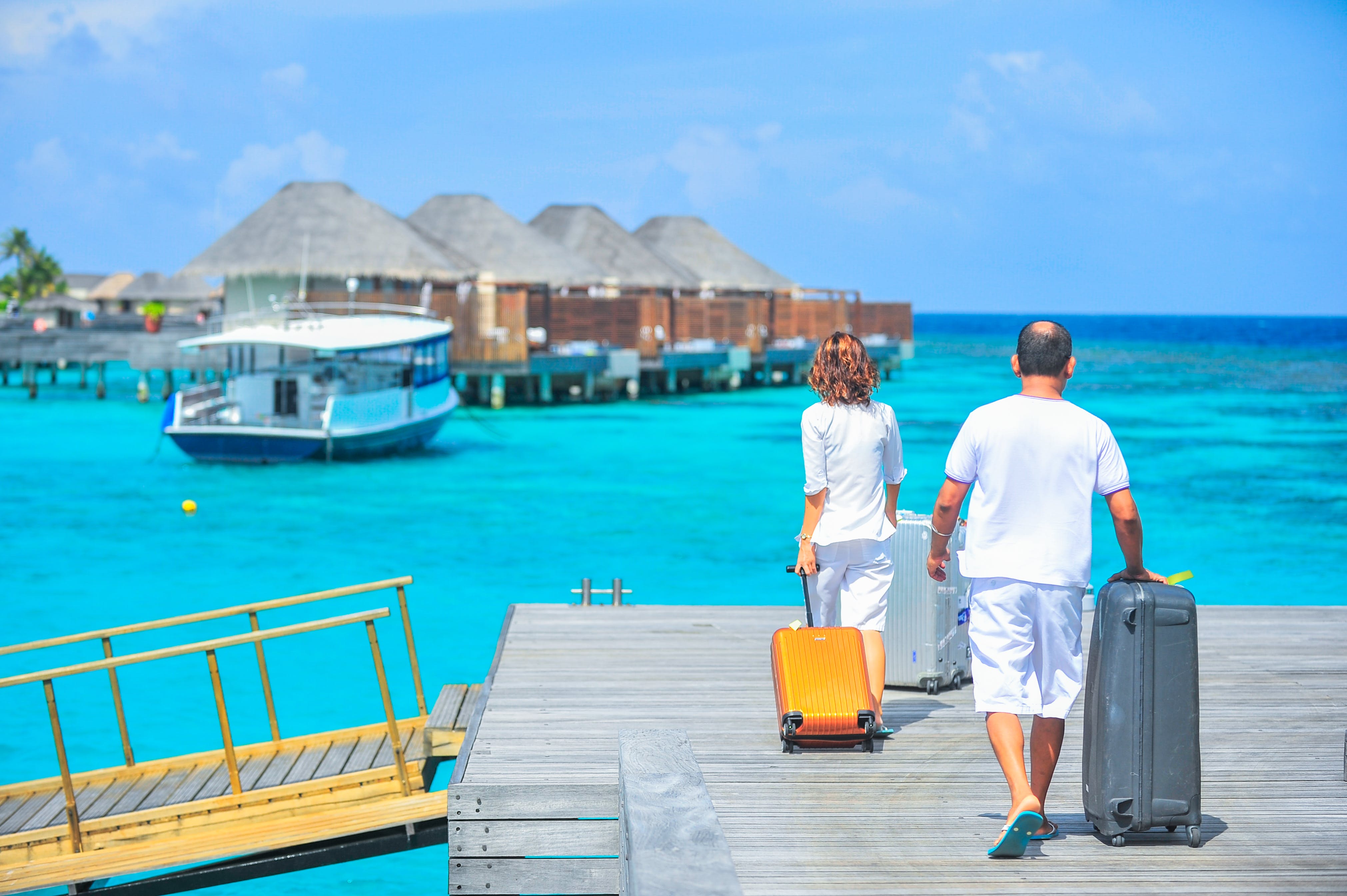 Gratis Hombre Y Mujer Camina En El Muelle Foto de stock