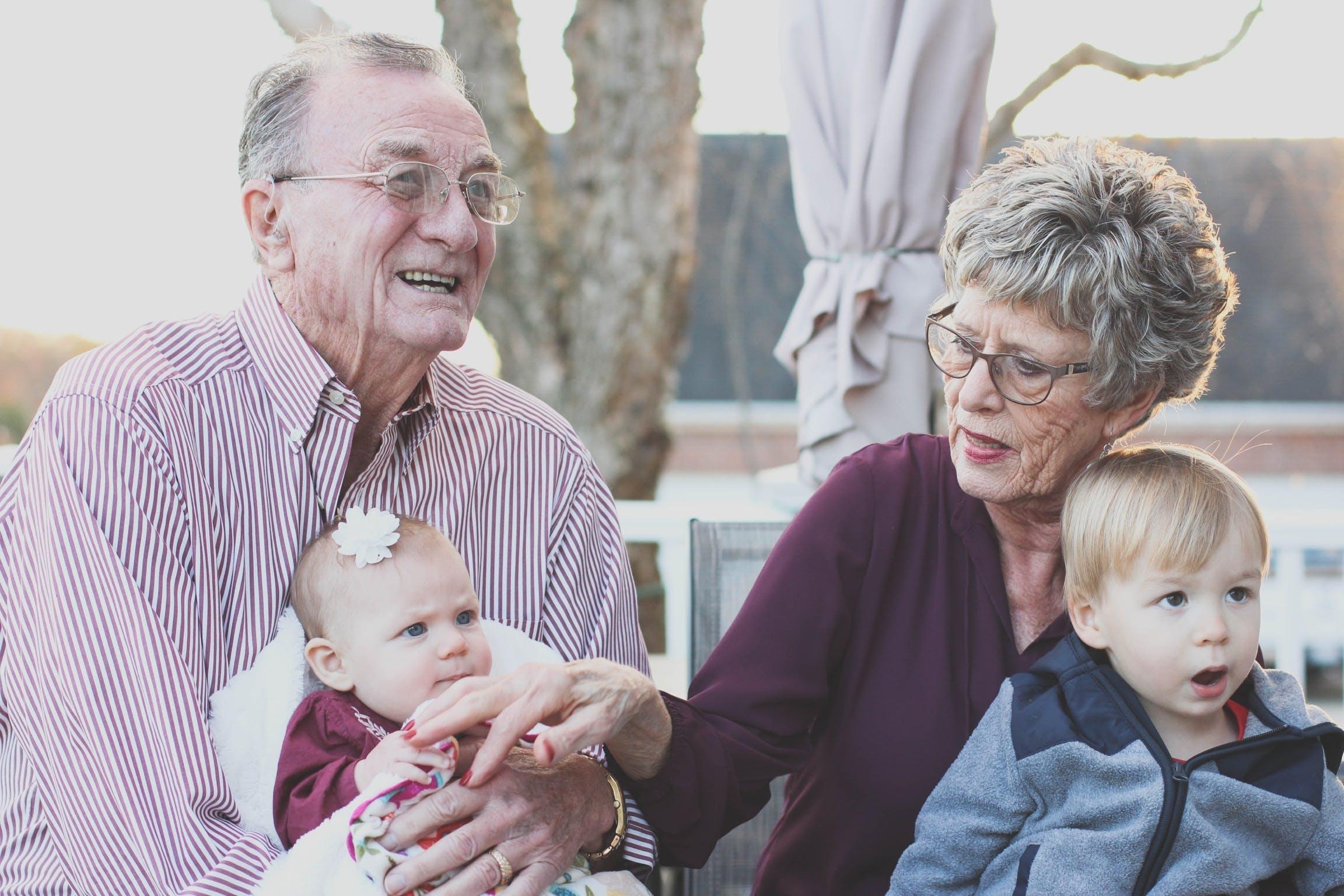 Gratis Abuela Y Abuelo Con Niño En Su Regazo Foto de stock