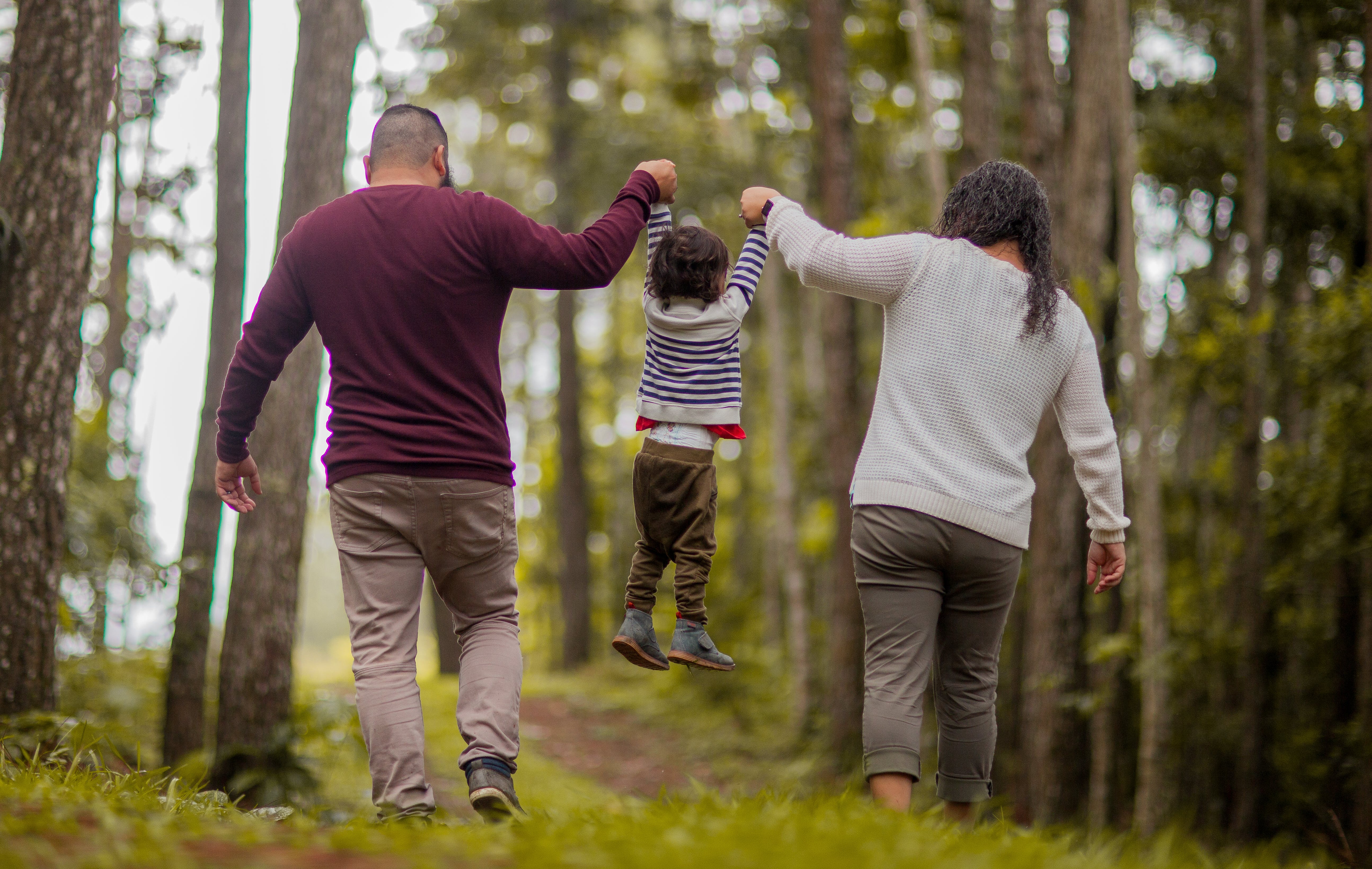 Gratis Hombre Y Mujer, Proceso De Llevar, Niño Foto de stock