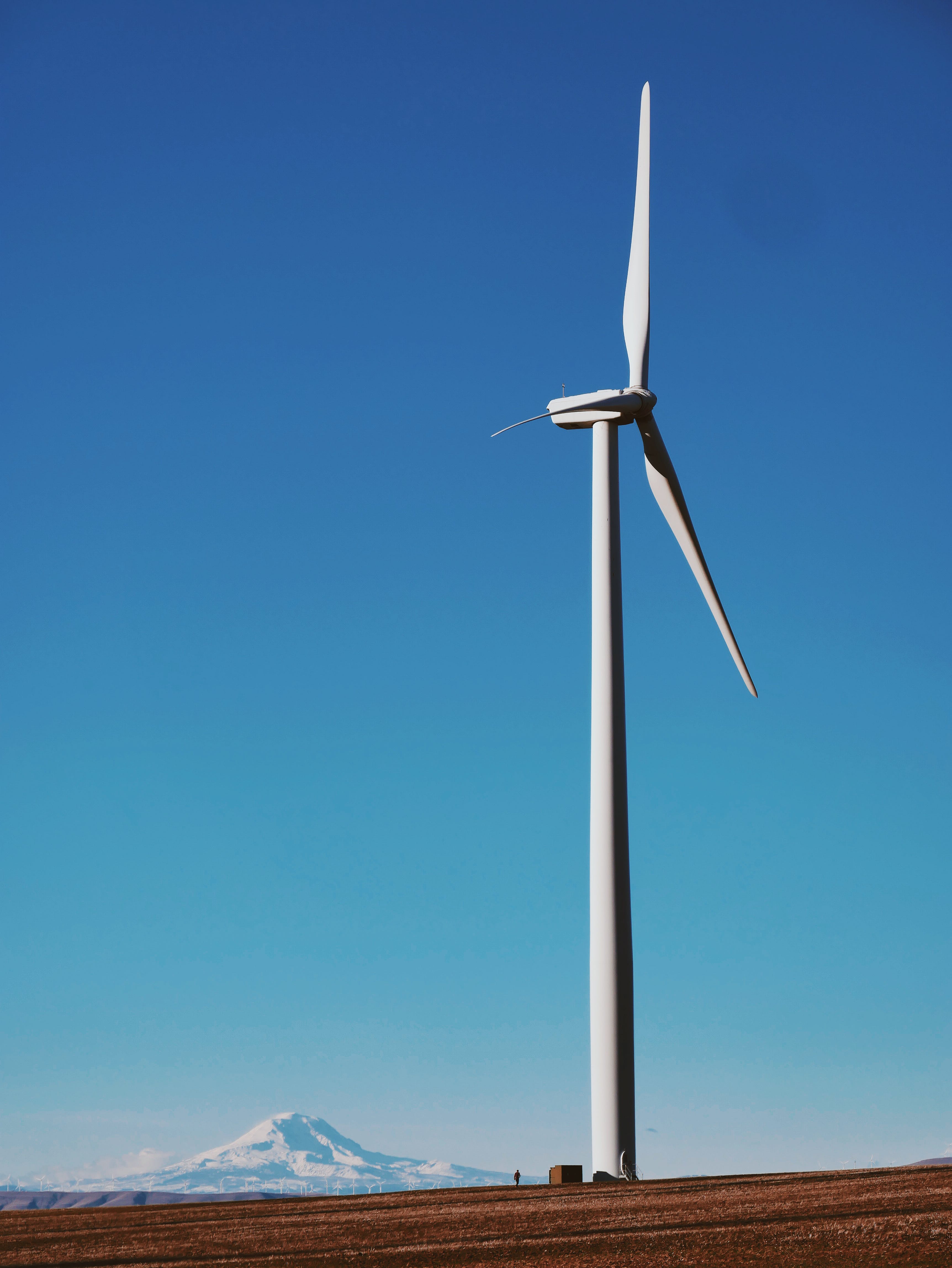 Gratis Foto De Aerogenerador Bajo Un Cielo Azul Foto de stock