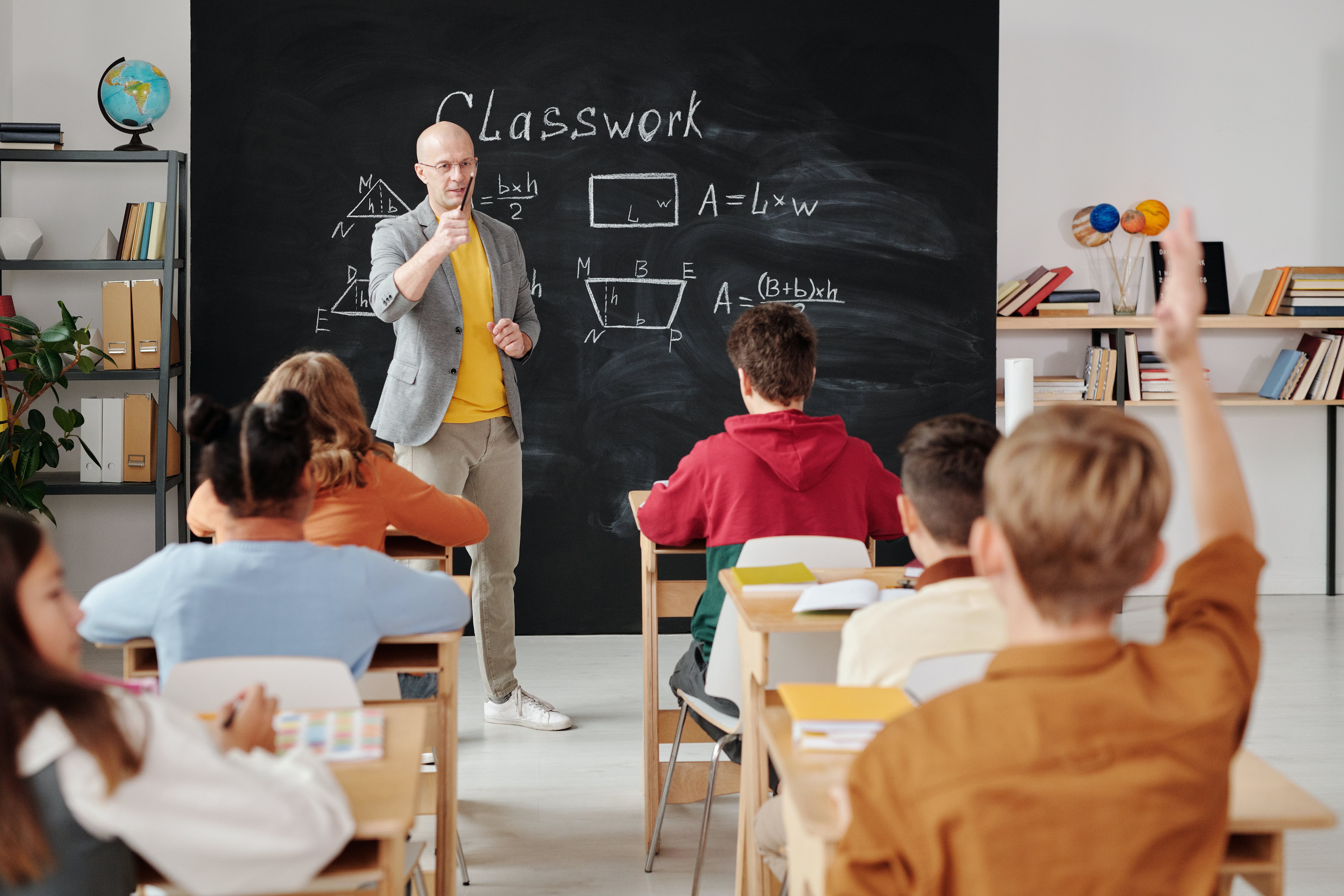 Gratis Maestro Haciendo Una Pregunta A La Clase Foto de stock