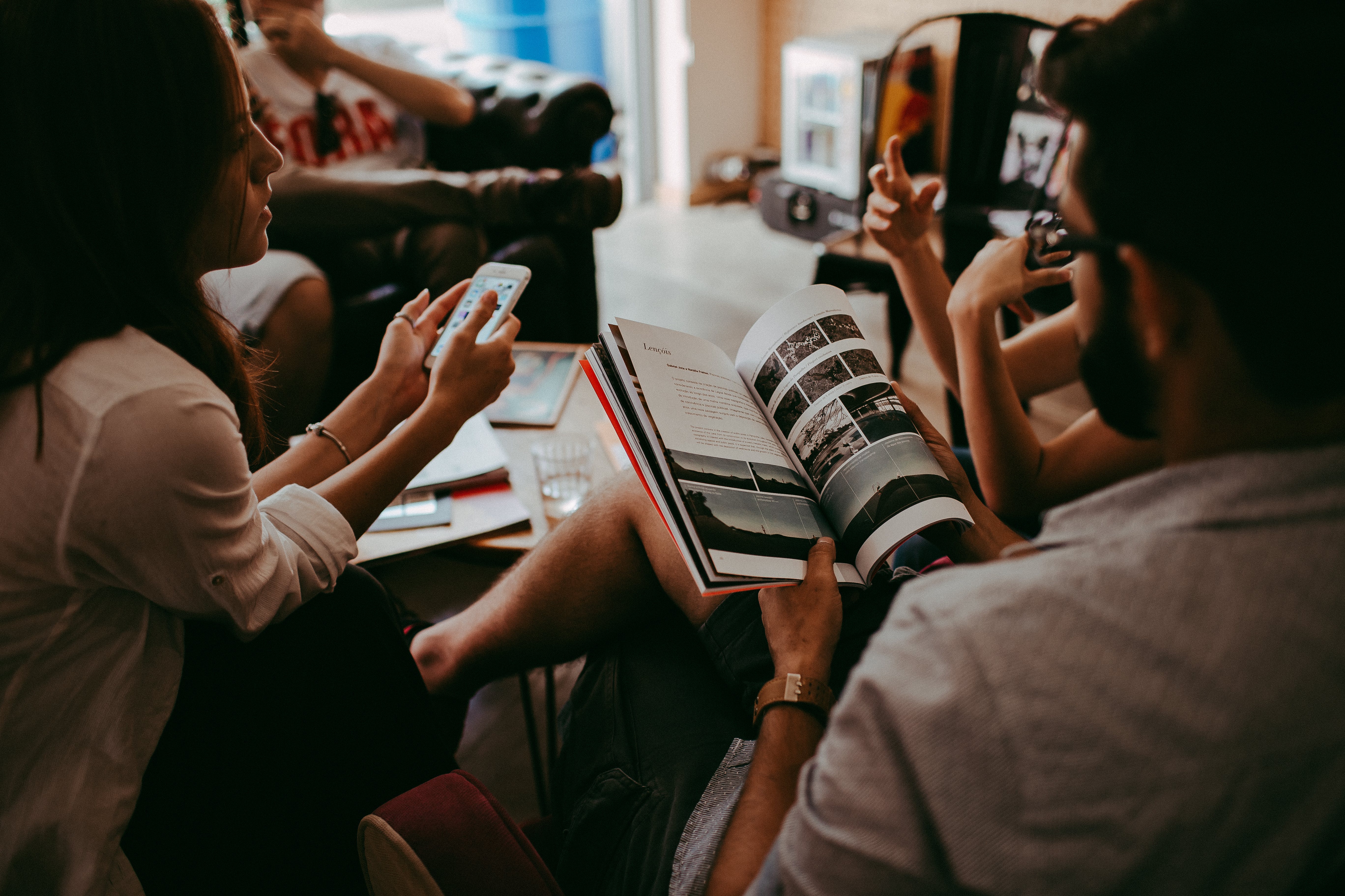 Gratis Grupo De Personas Leyendo Un Libro Sentado En Una Silla Foto de stock