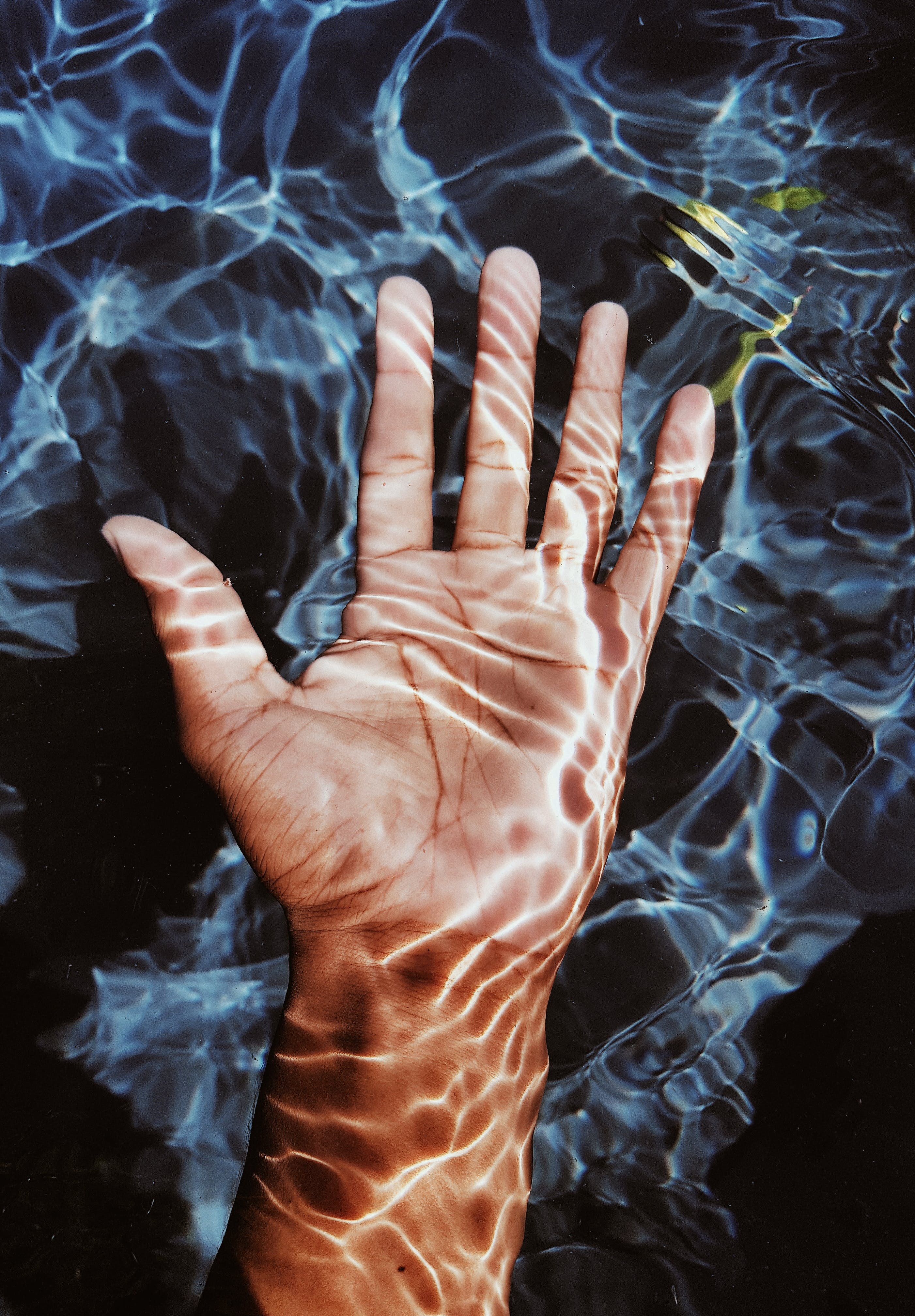 Gratis Foto De La Mano De Una Persona Sumergida En Agua Foto de stock