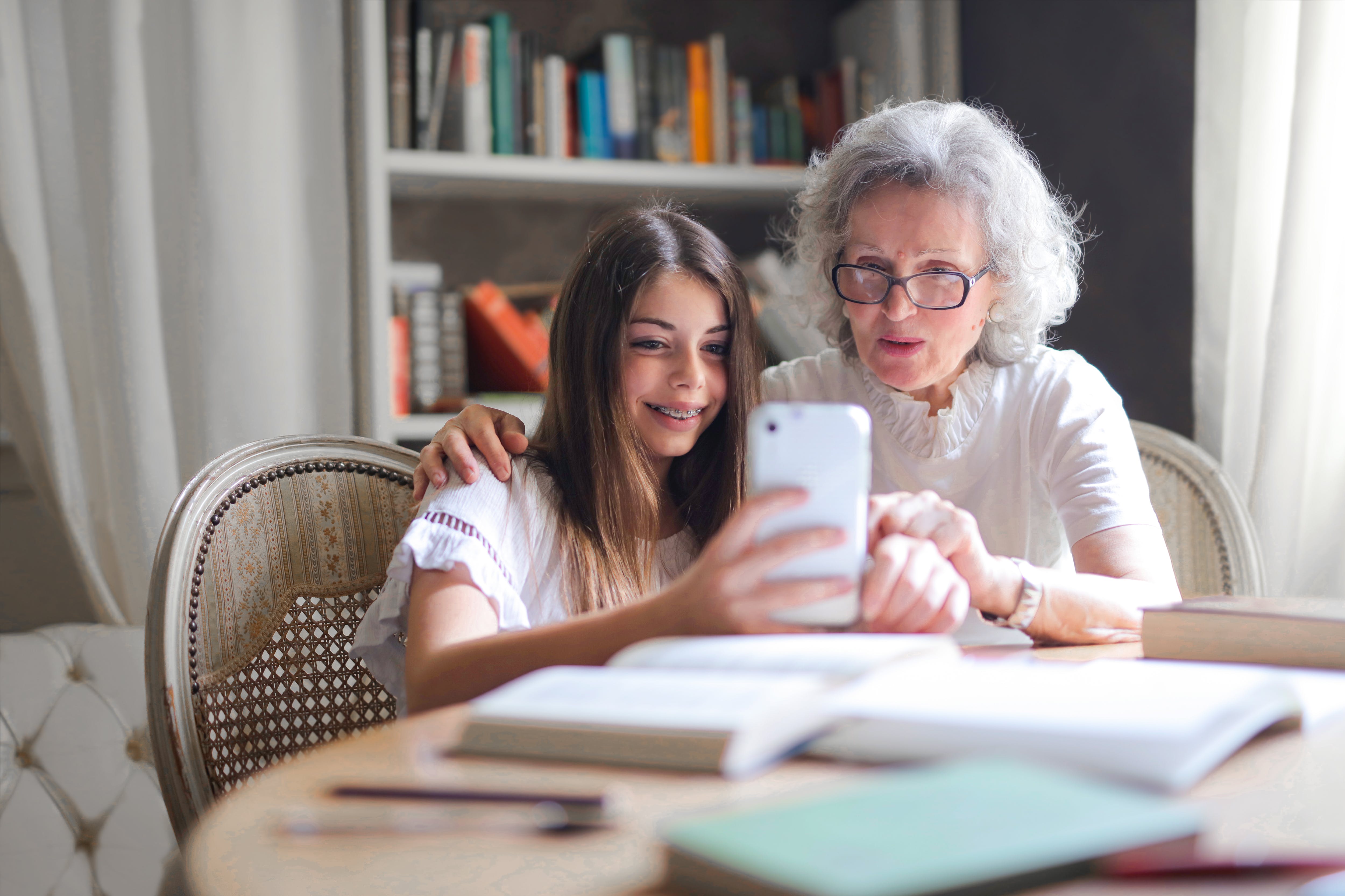 Gratis Foto De Mujer Mostrando Su Celular A Su Abuela Foto de stock