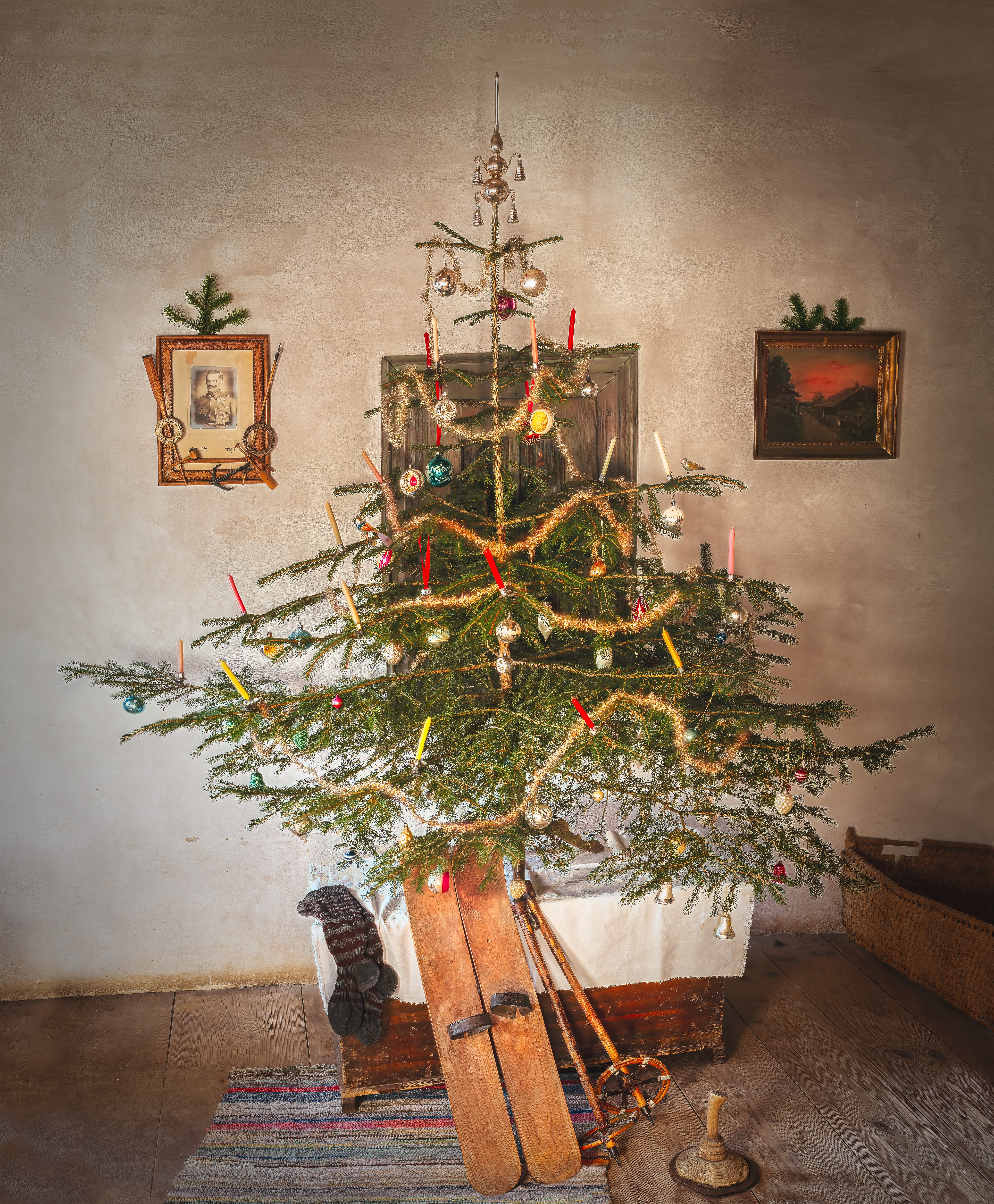 Gratis árbol De Navidad En Una Habitación Foto de stock